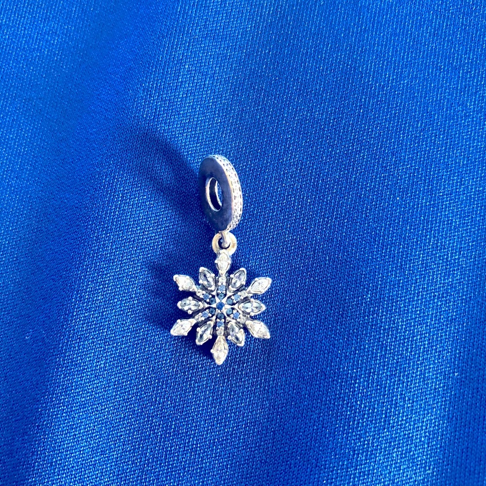 ❄️ Authentic Pandora Snowflake charm ❄️